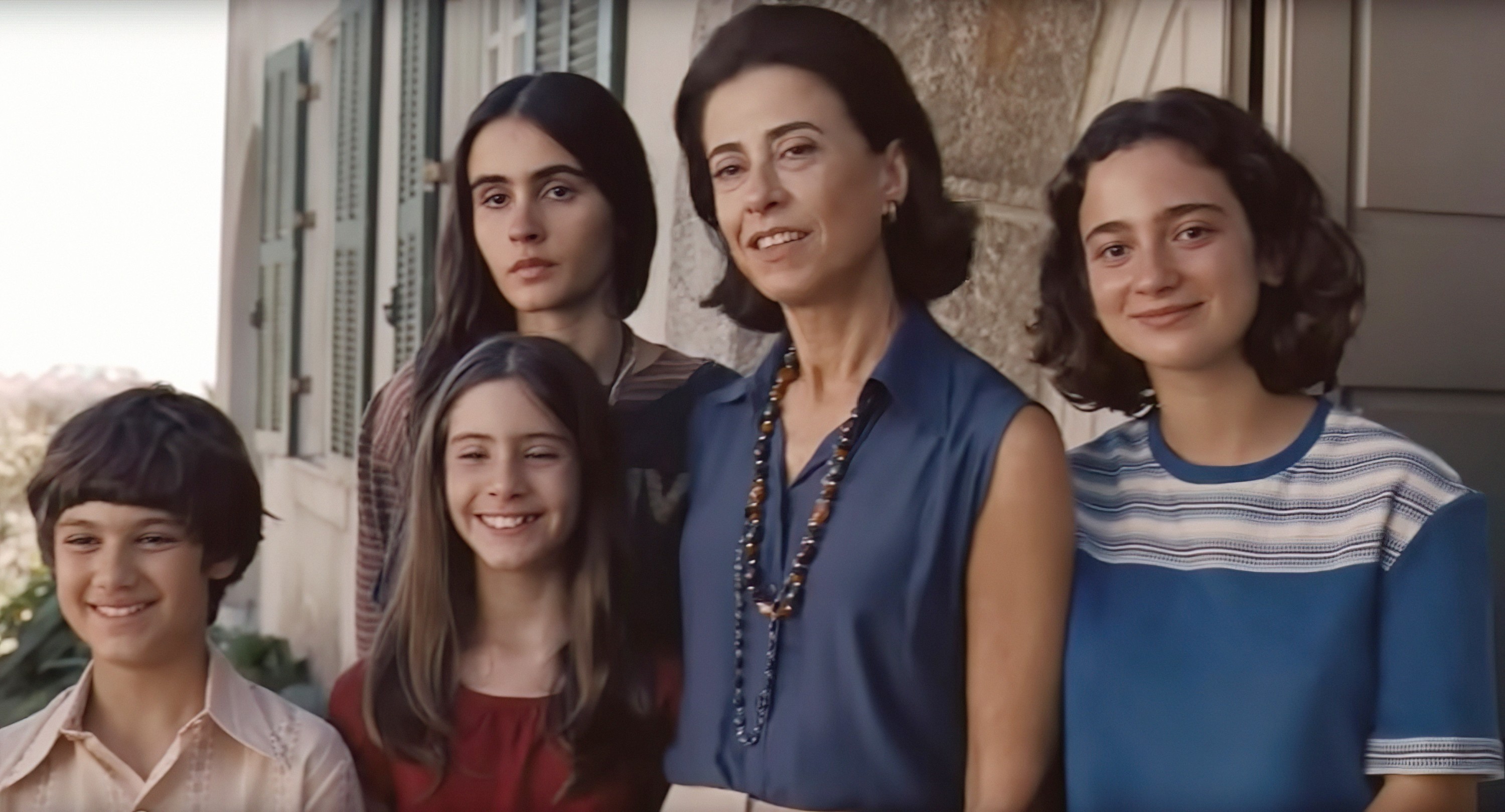 I'M STILL HERE, (aka AINDA ESTOU AQUI), Valentina Herszage (back left), Fernanda Torres (center), 2024. © Sony Pictures Classics /Courtesy Everett Collection